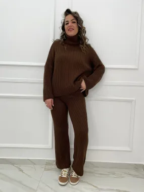 Coordinato in simil lana con maglia over e pantalone a zampa